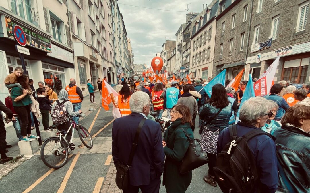 À la manifestation du 2 octobre aux côtés des organisations syndicales à Saint-Brieuc