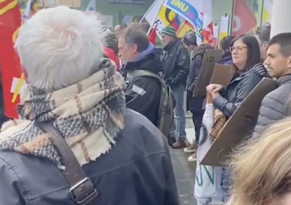 Rassemblement devant les locaux de l’inspection académique des Côtes d’Armor