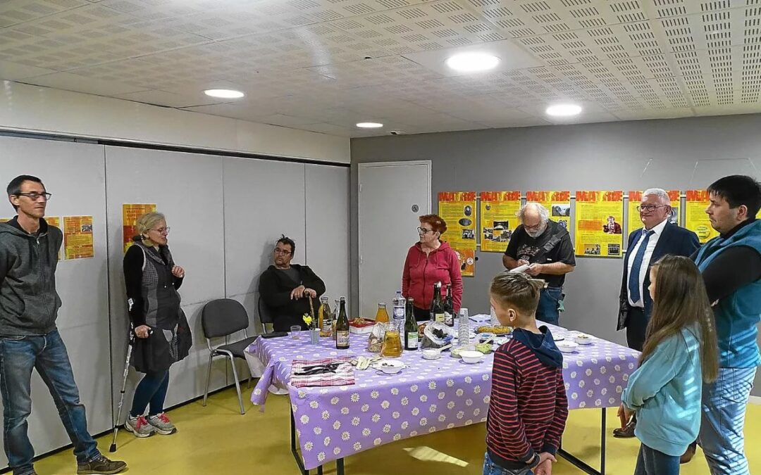 Au vernissage de l’exposition du Musée De L&rsquo;école Bothoa à Saint-Nicolas du Pélem